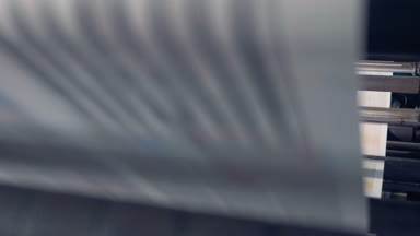 Fabrika ekipmanları gazete sayfaları bir konveyör taşır, yakın çekim.