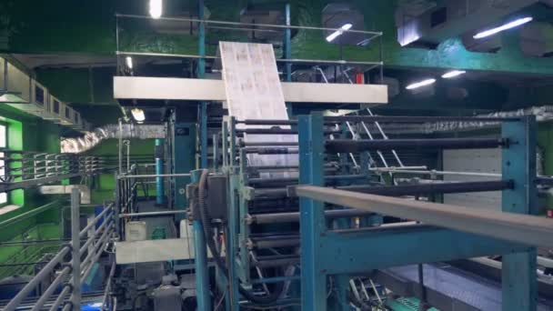 Grote afdrukken fabriek apparatuur werkt. Afdrukken fabriek faciliteit. — Stockvideo