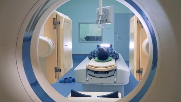 Patienten liggande på Ct eller Mri skannern. 4k. — Stockvideo