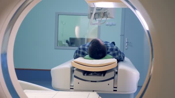 Images d'un patient masculin allongé dans le scanner ou l'IRM . — Video