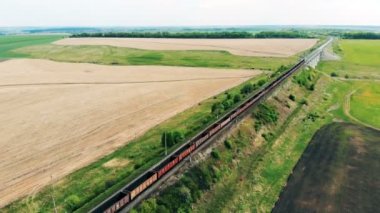 Anteni: yük treni Demiryolu Köprüsü geçiş. Mal teslim demiryolu yük taşıma