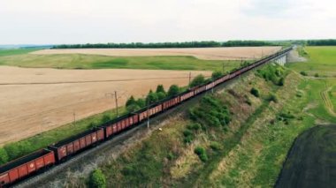 Hava yük treni uzun bir demiryolu, üstten görünüm.