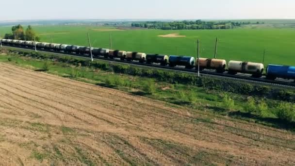 Wiele wagonów-cystern z ropy naftowej, gazu, paliwa na linii kolejowej, widok z góry. — Wideo stockowe