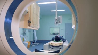 BT veya MRI tarayıcıya yalan hasta. Tarama prosedürü başlatma kedi-tarayıcılar elemanları ile başlayan hastalar