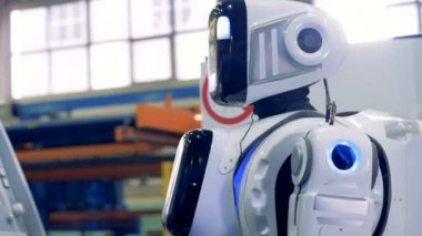 Cyborg dokunmatik düğmeler bir fabrika biriminde bastırıyor