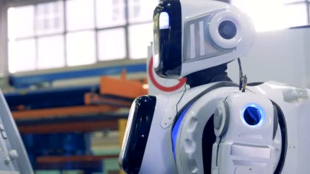 Cyborg está presionando botones de pantalla táctil en una unidad de fábrica — Vídeos de Stock