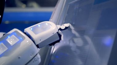 Robotlar biyonik el bir dokunmatik ekran ayarlarının değiştirilmesinin yakın çekim