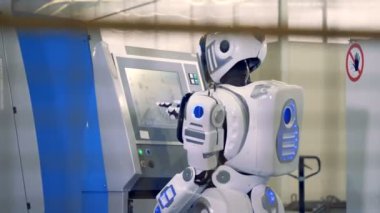 Endüstriyel fabrika zemin, sensör ekranda farklı düğmelere basmak bir insan benzeri robotun arka görünüm.