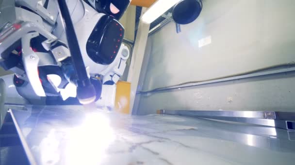 Primo piano di una lamiera saldata da un robot industriale . — Video Stock