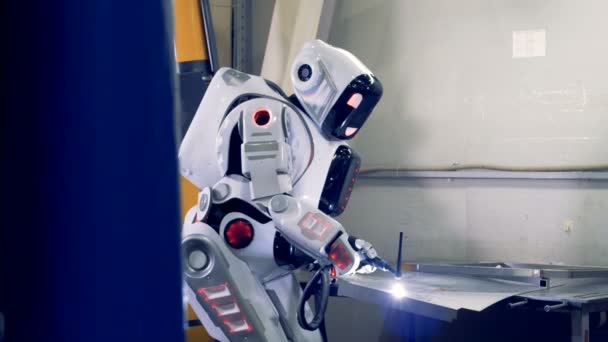 Hegesztési folyamat egy fémlemez végzett egy emberi-szerű robot gyár emelet. — Stock videók