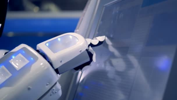 Zblízka roboti bionické ruky změnou nastavení na dotykové obrazovce — Stock video