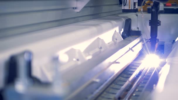 Zblízka fungující průmyslové stroje s při zapnutém osvětlení — Stock video
