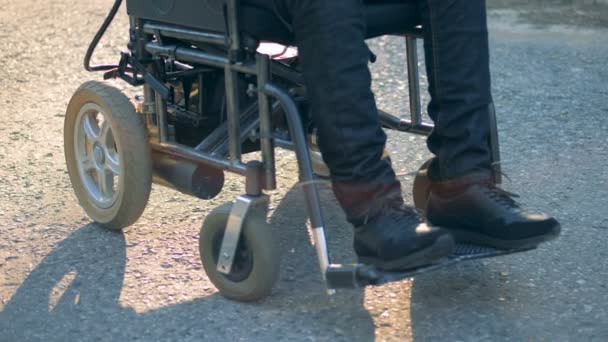 Zbliżenie Nogi Inwalidów Wózku Inwalidzkim — Wideo stockowe