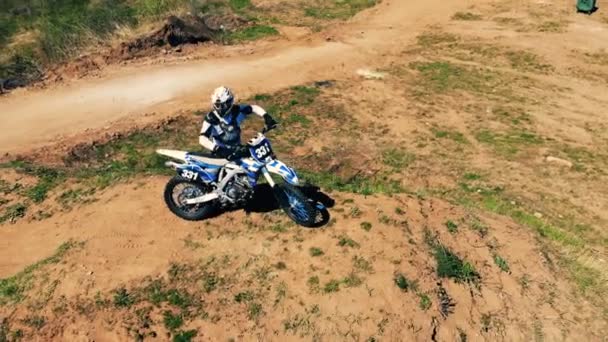 Vista panorámica de un motociclista con su bicicleta en una colina. Tiro épico aéreo . — Vídeo de stock