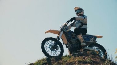 Profesyonel bir yarışçı ve onun motosiklette hurst