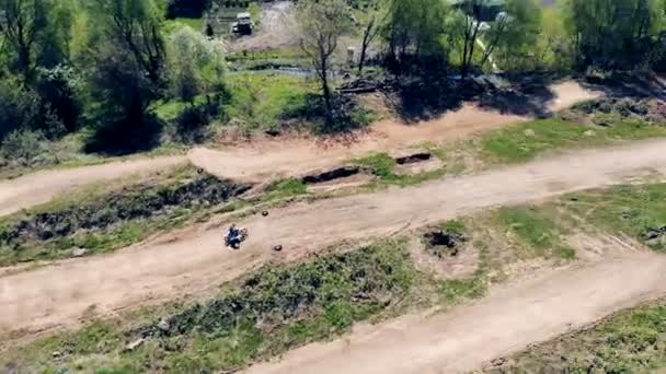 Motociclista professionista sta correndo su una pista di motocross . — Video Stock