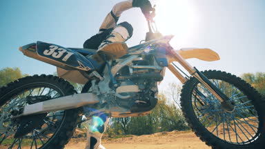 Profesyonel binici onun motosiklet fren havalandığını tarafından hazırlanıyor