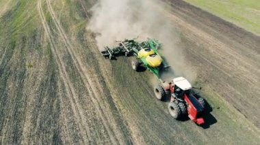 Bir traktör tarım işleri, üstten görünüm gerçekleştirir. 