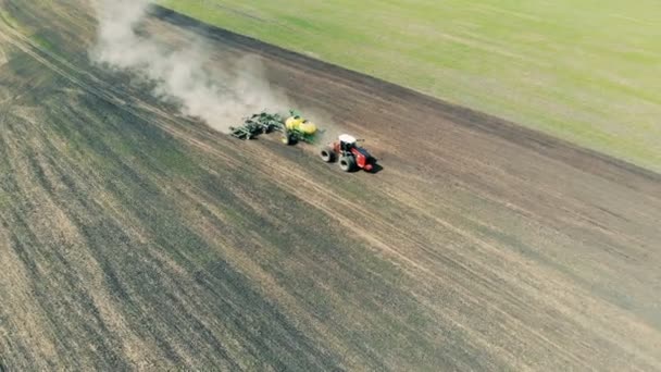 Balades en camion rural sur un vaste terrain, vue sur le dessus .