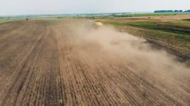 Kırmızı traktör sürüş, en iyi görünümü.