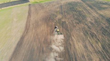 Bir traktör gozlerime bir alanında, üstten görünüm yapar.