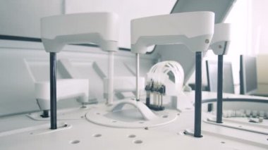 Özel makine Analizi taahhüt eder, yakın çekim. Çalışma donanımları test bir laboratuvar odasında gerçekleştirir..