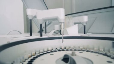 Modern laboratuvar makinası otomatik olarak hastanedeki kan örneklerini kontrol eder..