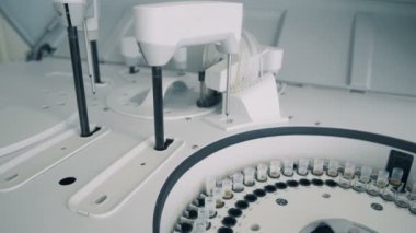 Örnekleri bir laboratuvar odasında kontrol edilmesi için bir makine içine yerleştirilir. HD.