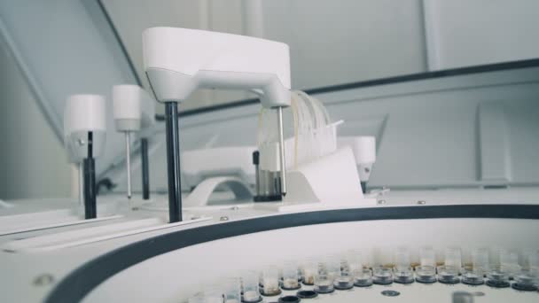 Klinische Geräte führen Tests von Proben durch und arbeiten in einem Labor. hd. — Stockvideo