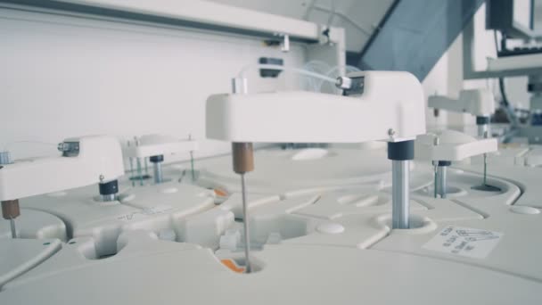 Un appareil vérifie les échantillons dans une salle de laboratoire, ferme . — Video