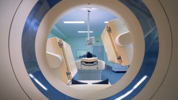 4К Томограф, пациент с магнитно-резонансной томографией, медицинское обследование — стоковое видео