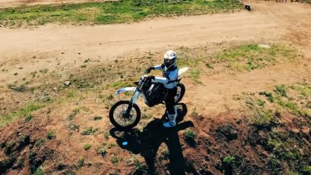 Vélo professionnel avec sa moto debout sur une colline . — Video