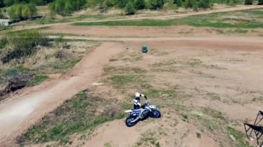 Bir yarış pistinin ortasında donanımlı ve hazır motorcycler