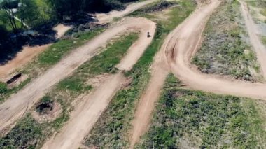 Bir yarışçı tepelik parça aracılığıyla bir motosiklet sürme