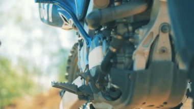Autobikes fren kolu kapalı alınan yarışçılar yürüyerek, yakın çekim