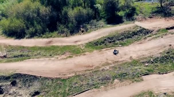 Motocicleta está se movendo através de uma pista com um piloto sobre ele — Vídeo de Stock