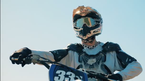 Nahaufnahme von Motorradfahrern Gesicht in einem Helm — Stockvideo