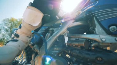 Bir autobike fren kolu motosikletçi tarafından itilmiş oluyor