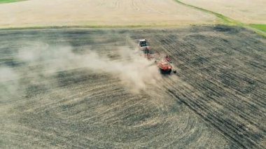 Traktör sürme Ekim için alan zemin hazırlar.