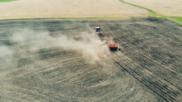 Plowing tractor prepara el terreno de campo para la siembra . — Vídeos de Stock