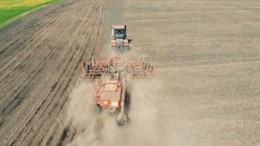 İş, üst görünümünde özel traktör.