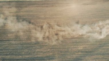 Büyük araç alan, üstten görünüm pulluklar.