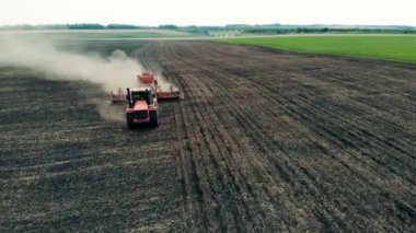Kırmızı araç gozlerime tohumlar üzerinde tarım arazileri, en iyi görünüm için yapar.