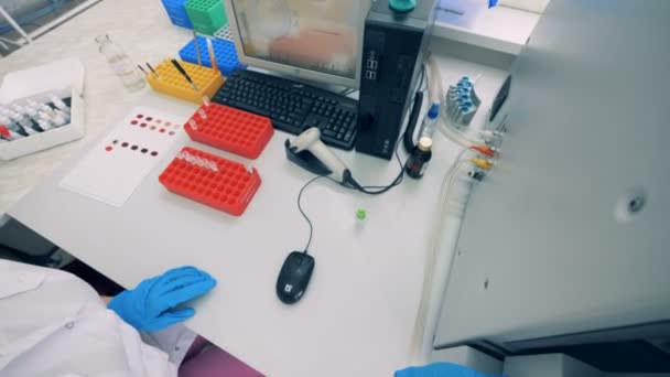 Uma enfermeira trabalha com uma centrifugadora no laboratório científico, de perto . — Vídeo de Stock