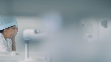 Mikrobiyolog bilgisayarla çalışır. Mikrobiyoloji Laboratuvar araştırma. 4k.