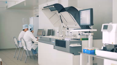 Modern laboratuvar iç. Bilim adamları bilgisayar laboratuar ekipmanları ile çalışır.