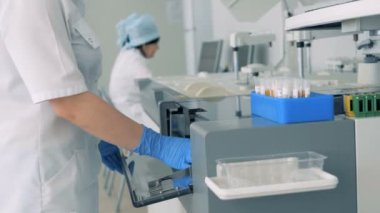 Kan örnekleri bir bilim adamı ya da bir laboratuvar tıp araştırmacısı tarafından kontrol edilir,