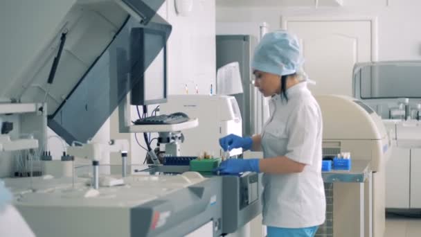 Trabalhador de laboratório mover amostras de sangue . — Vídeo de Stock