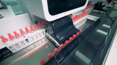 Boru hattı, test bir modern otomatik örnek üzerinde kan olan yakın çekim.