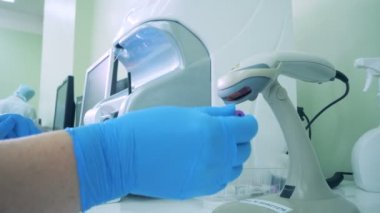 Boş tüpler, tarama bir hemşire yakın çekim.